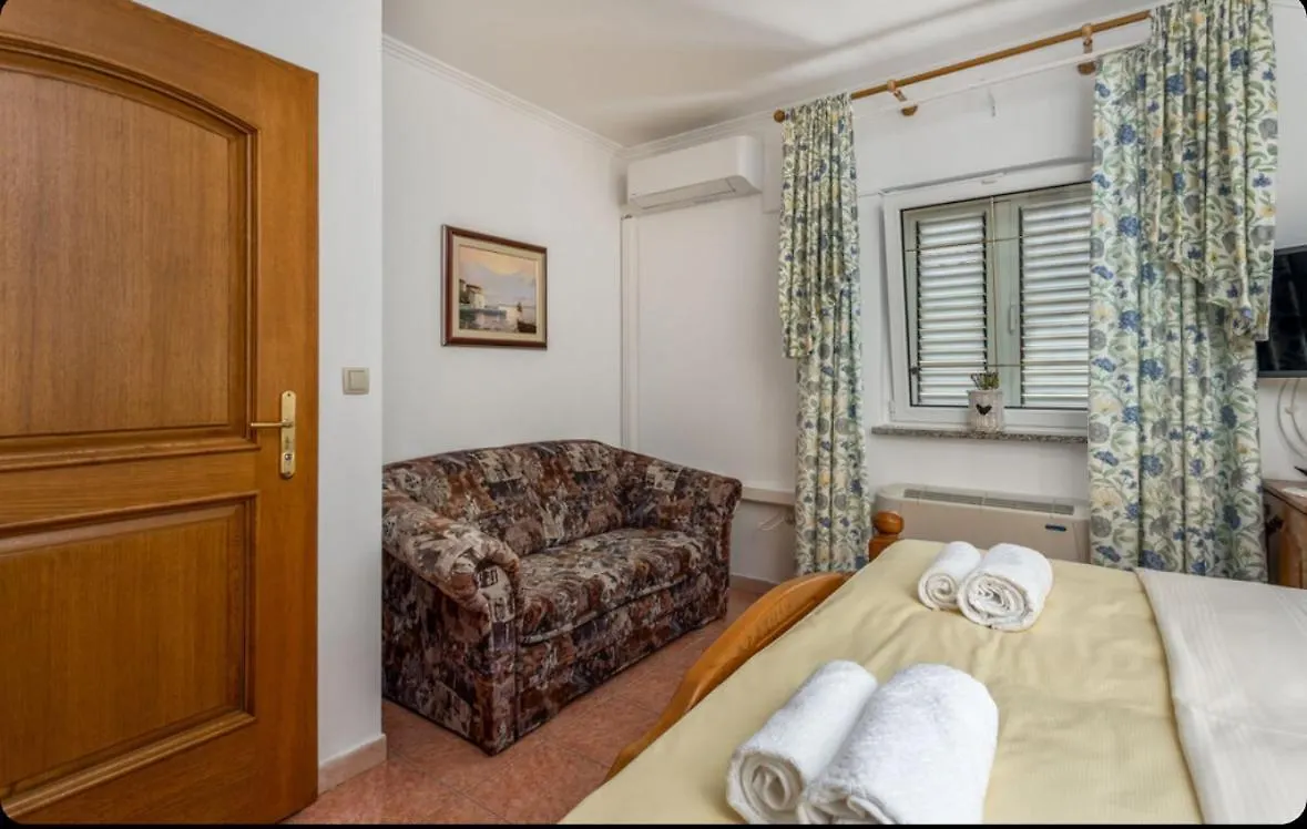Villa Ana Selce 0*,